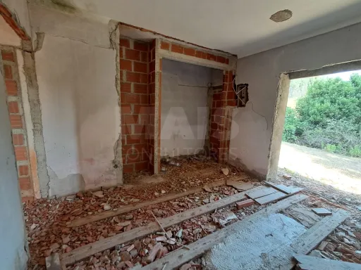 Moradia em construção em Salir de Matos