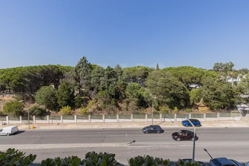 Oportunidade T4 Varandas, Estacionamento e Arrecadação no Restelo