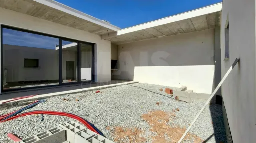Moradia Térrea T4 com Suite Master, Piscina de Água Salgada, Garagem e Acabamentos Premium !