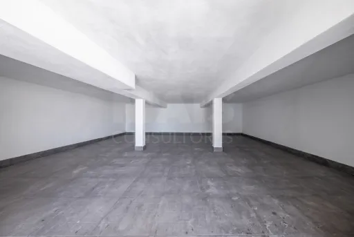 Moradia T2+1 totalmente remodelada com garagem e sótão em Alfeizerão