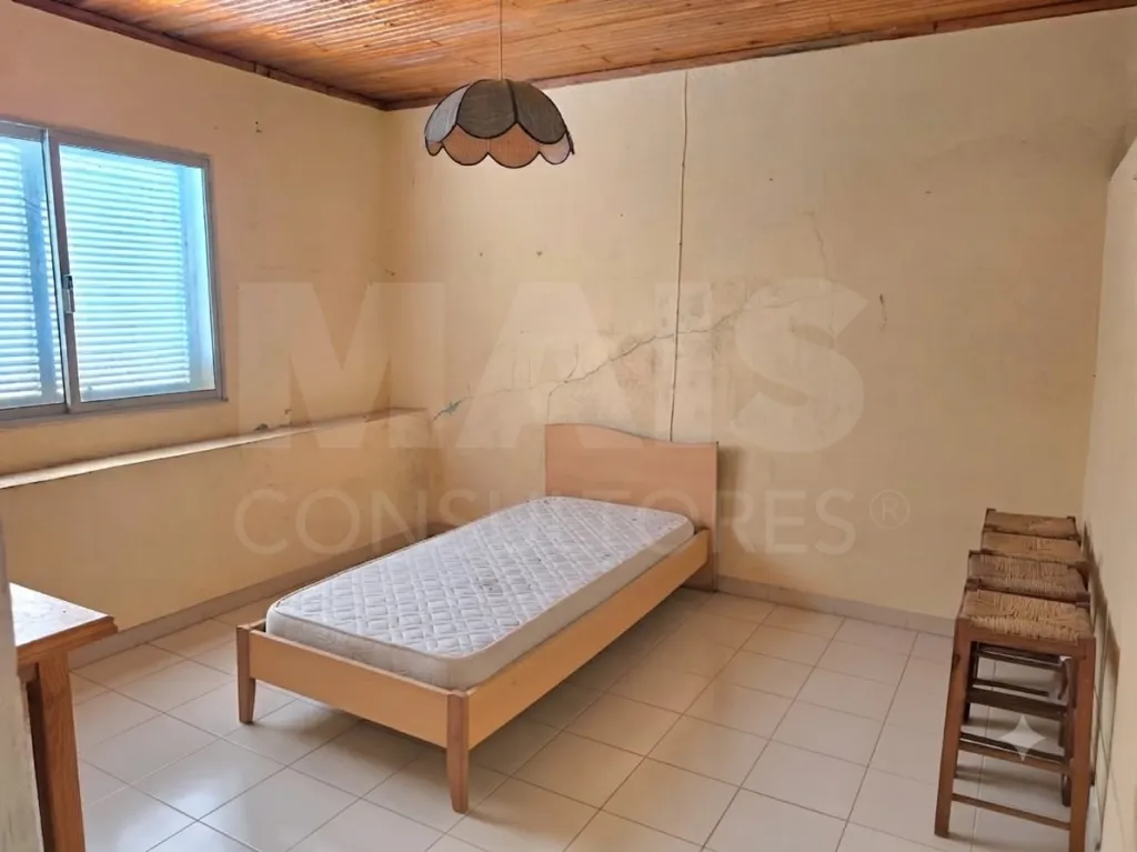 Moradia para recuperar com comercio, indústria, habitação e terreno com árvores de fruto