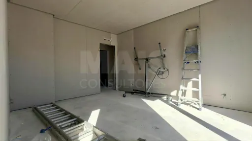 Moradia Térrea T4 com Suite Master, Piscina de Água Salgada, Garagem e Acabamentos Premium !
