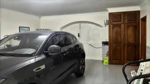 Moradia T5 de Prestígio com Vista Mar, Terreno de 2.075 m² e Detalhes Artísticos Exclusivos