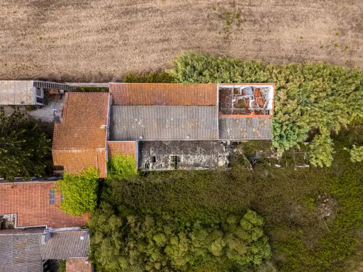 Moradia inserida num amplo terreno com 4.730 m²