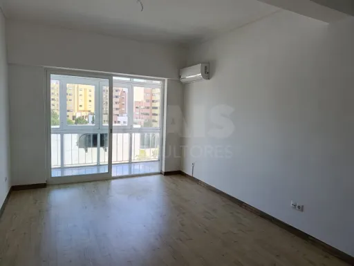 T2 em Carnide - Conforto, Luz e localização privilegiada.
