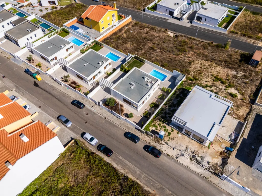 Moradia T3 Térrea com Piscina e Jardim !