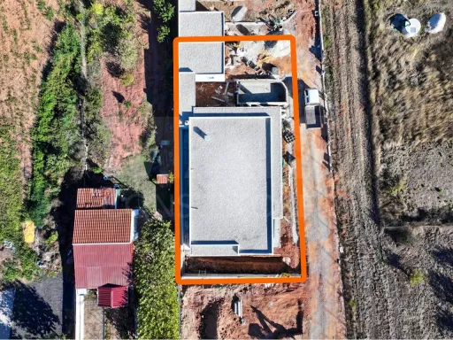 Moradia Térrea T4 com Suite Master, Piscina de Água Salgada, Garagem e Acabamentos Premium !