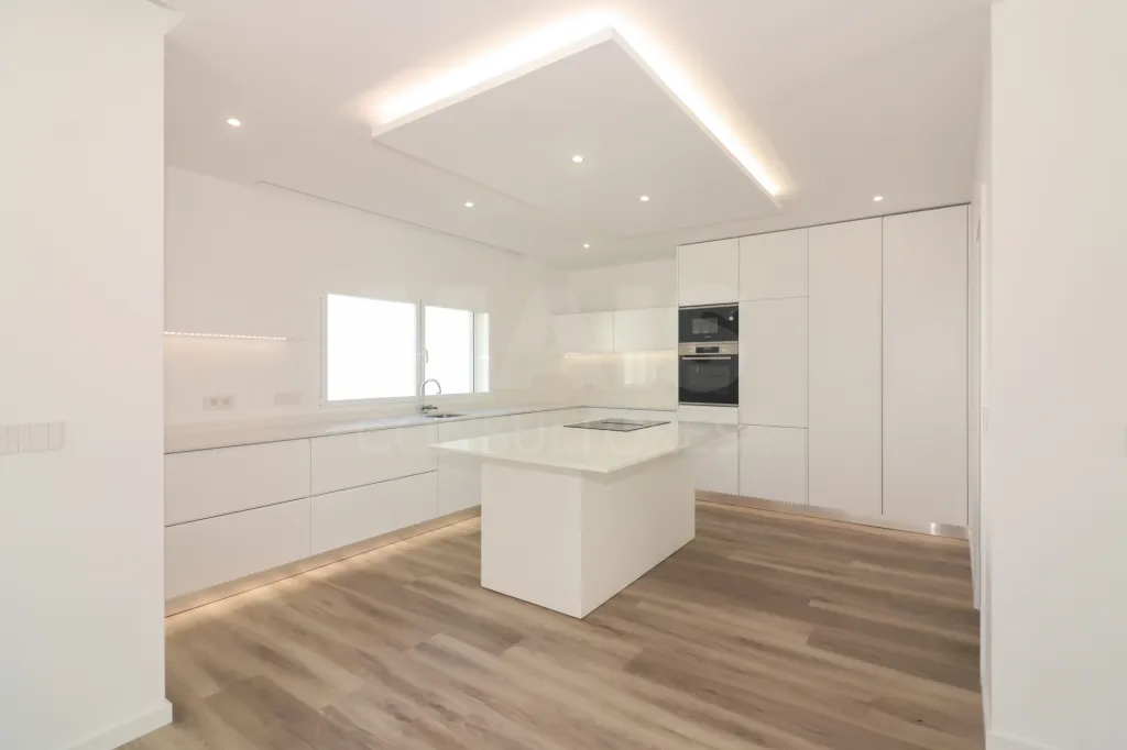 House 4 Bedrooms Juncalinho gated community