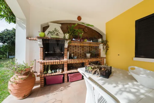 Propriedade única, a apenas 2 km de Alcobaça, com mais de 30.000 m² de terreno