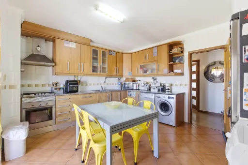Apartamento T2 com varandas e arrecadação em Peniche