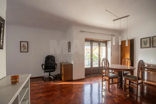 Prédio Multifamiliar em Alcabideche: Excelente Oportunidade de Investimento Próximo às Praias de Cascais