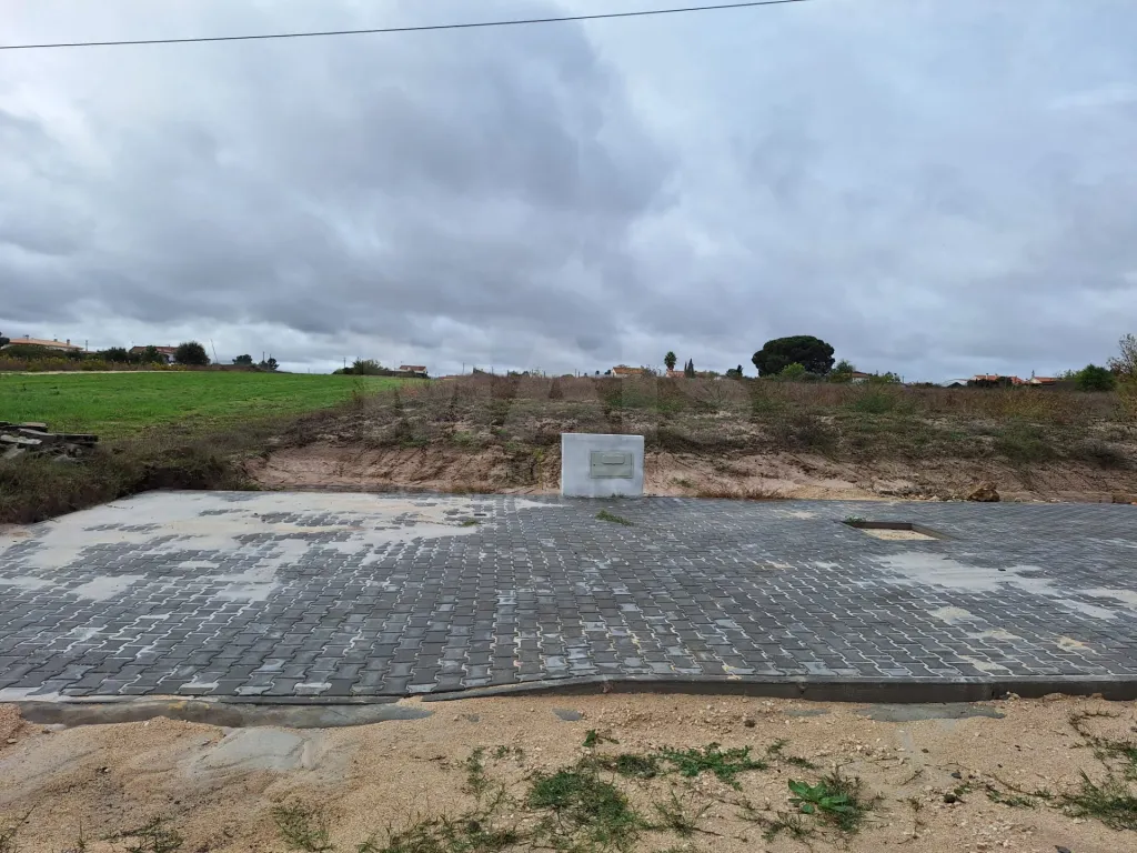 Urban plot with 1102m2 for housing construction.