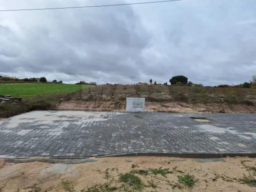 Urban plot with 1102m2 for housing construction.