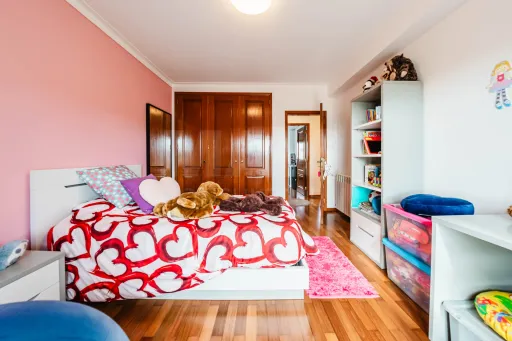 Moradia exclusiva com piscina aquecida, suite, garagem e jardim deslumbrante