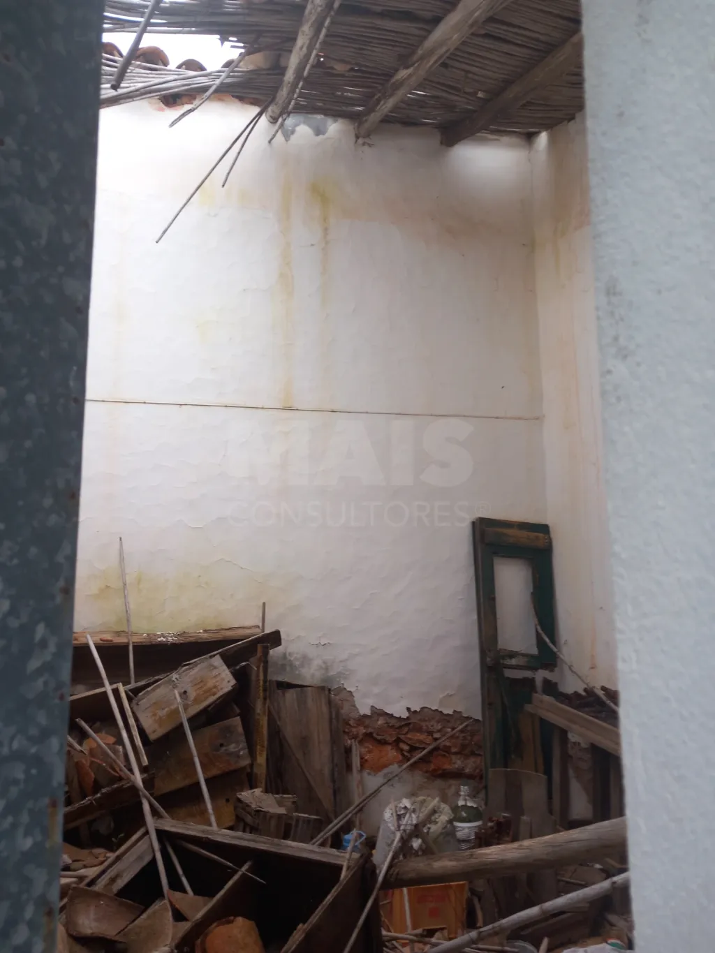 Casa com terreno com possível construção