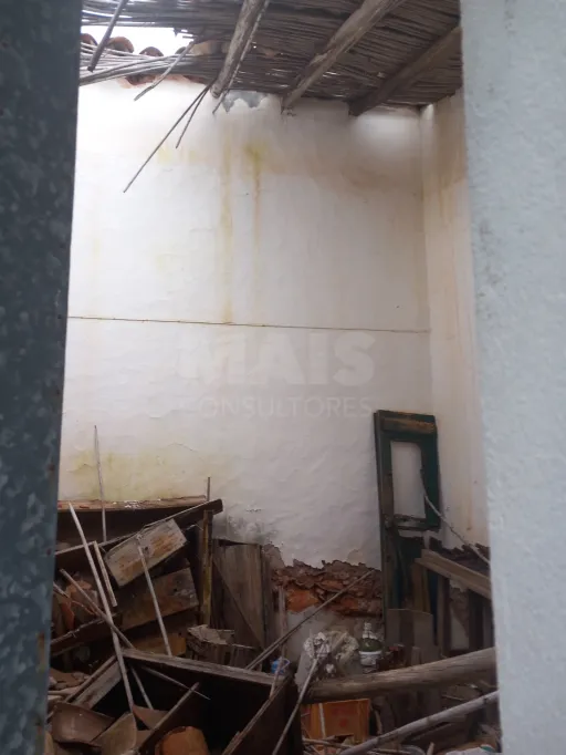 Casa com terreno com possível construção