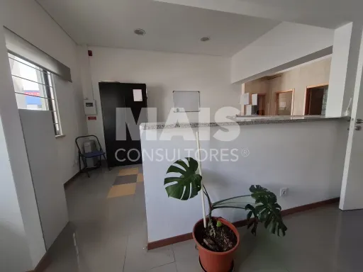 Edifício com Armazém e  Terreno para Expansão em Vila Nova de Santo André, Setúbal