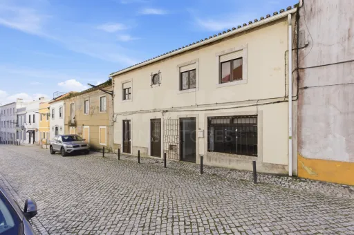 Dois prédios com 5 frações no centro de Peniche