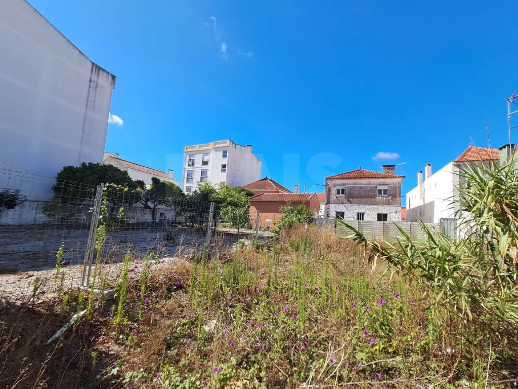 Terreno para construção de prédio junto à Fonte Luminosa