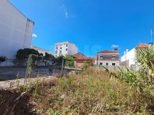 Terreno para construção de prédio junto à Fonte Luminosa