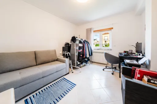 Moradia exclusiva com piscina aquecida, suite, garagem e jardim deslumbrante