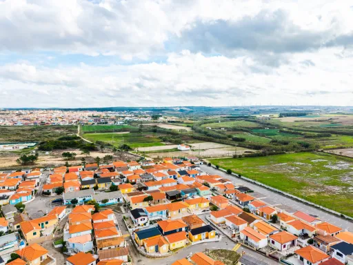 Apartamento T2 com Sótão e Varanda junto à Praia do Baleal