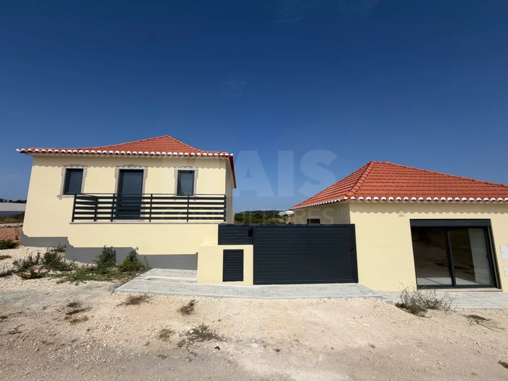 Fully Renovated 3-Bedroom House | Courtyard and Outbuildings | São Bartolomeu dos Galegos, Lourinhã