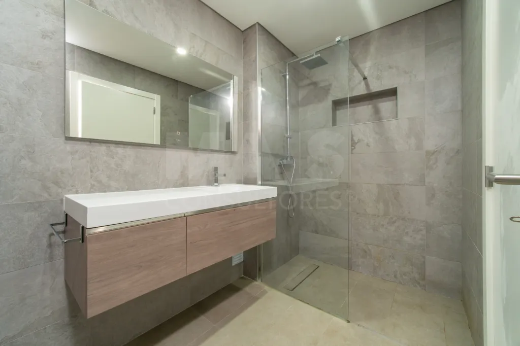 Premium, Like-New 3-Bedroom Apartment with Exceptional Balcony – Garage – Elevator – Convenient Access to Lisbon