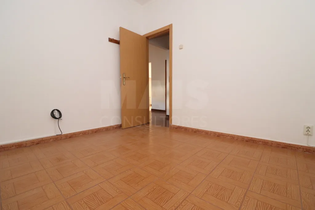 2-Bedroom Ground-Floor Apartment with Patio in Porto Alto