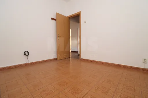 2-Bedroom Ground-Floor Apartment with Patio in Porto Alto