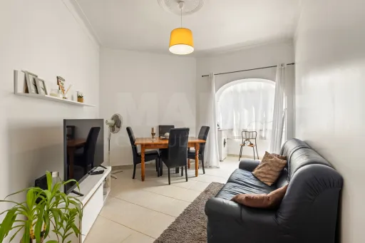 Apartamento T2 com sótão 80m2 aproveitável — Buraca