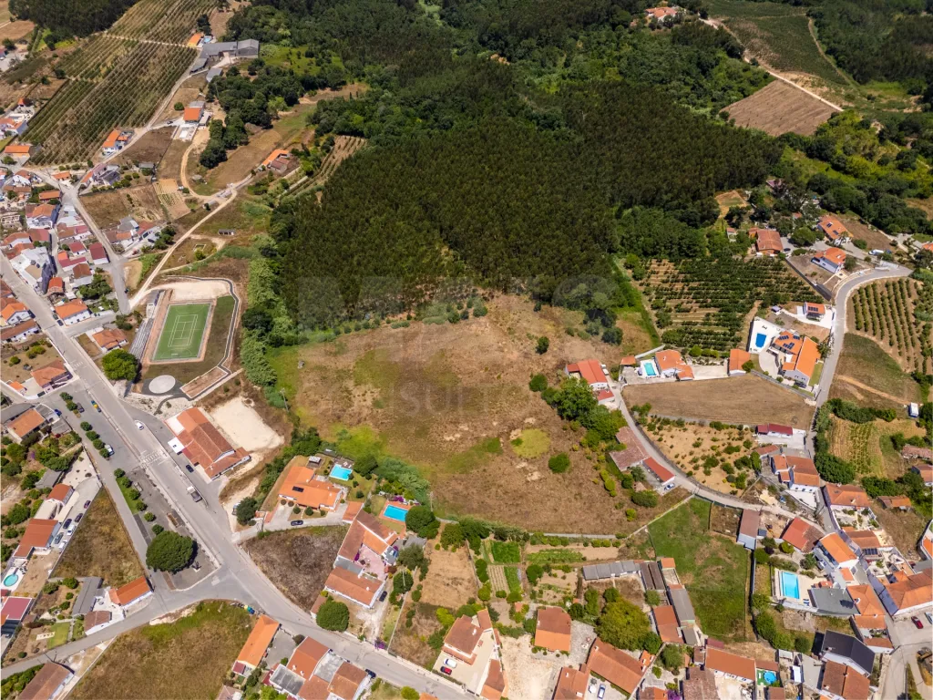 Moradia p/a recuperar c/ terreno na Fanadia com viabilidade de construção