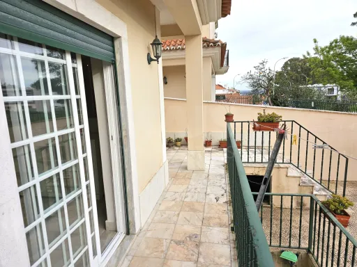 Moradia Geminada V4 com Logradouro e Estacionamento em Leceia - Oeiras