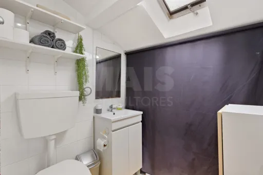 Moradia com 3 apartamentos e vista mar