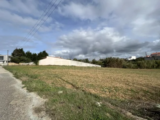 Terrenos Disponíveis em PDM Urbano Próximos das Praias do Oeste, com Fácil Acesso a Lisboa!