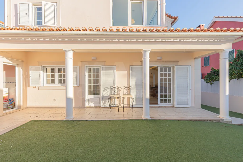 Moradia V4 em Caxias c/Box e Terraço