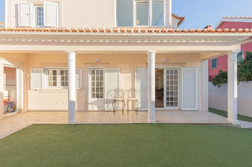 Moradia V4 em Caxias c/Box e Terraço