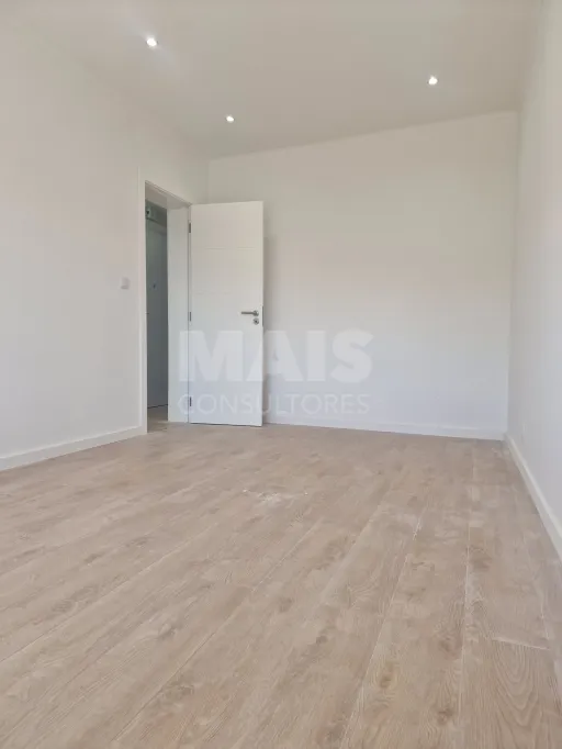 Excellent refurbished 3-bedroom apartment