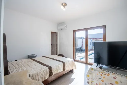 Moradia T3+2 com piscina e jardim a 8km de Caldas da Rainha