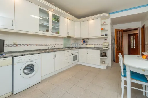 3-bedr. apartment excellently located in Porto Alto