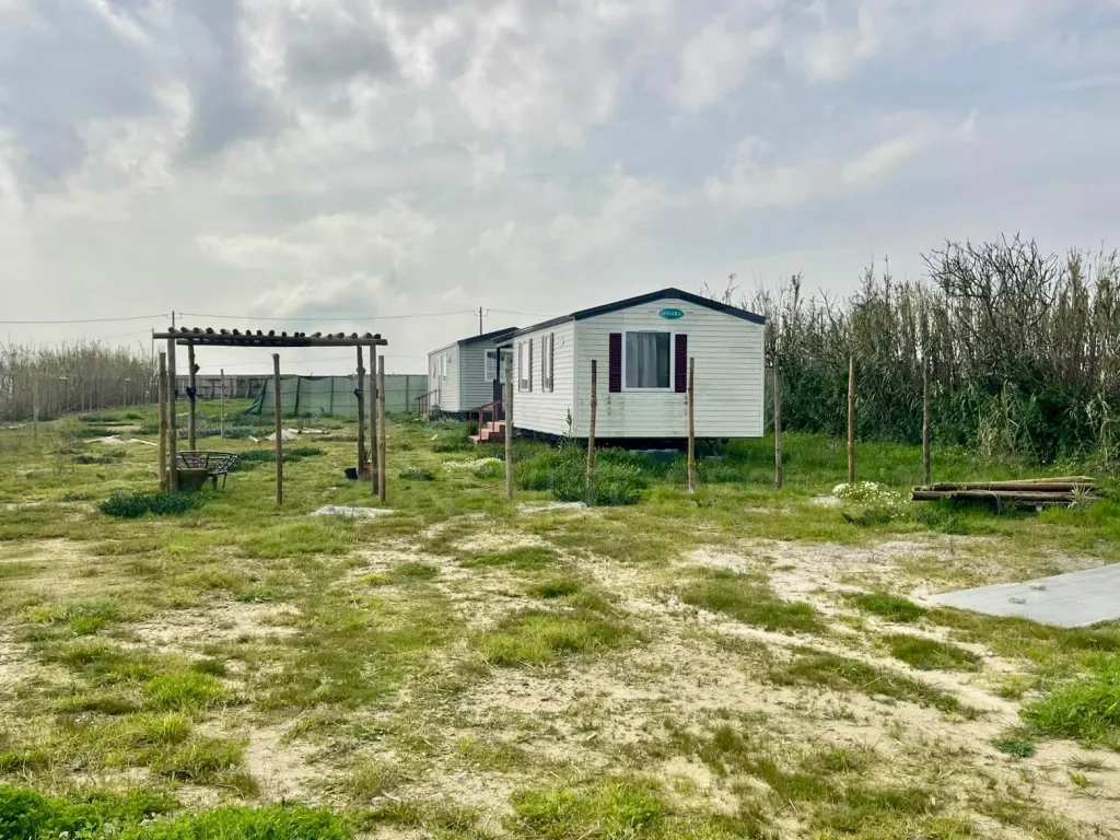 Terreno rústico com infraestrutura e 2 casas pré-fabricadas| 2 acessos | 500m da Praia da Almagreira