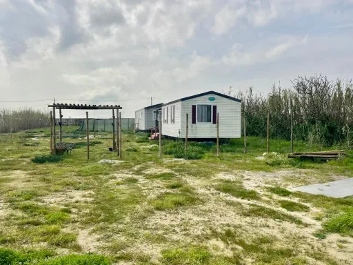 Terreno rústico com infraestrutura e 2 casas pré-fabricadas| 2 acessos | 500m da Praia da Almagreira