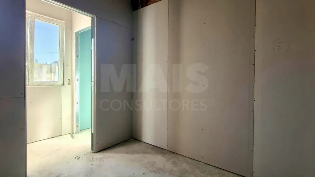 Moradia Térrea T4 com Suite Master, Piscina de Água Salgada, Garagem e Acabamentos Premium !
