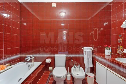 Moradia T4 com cave, garagem e quintal no centro de Peniche