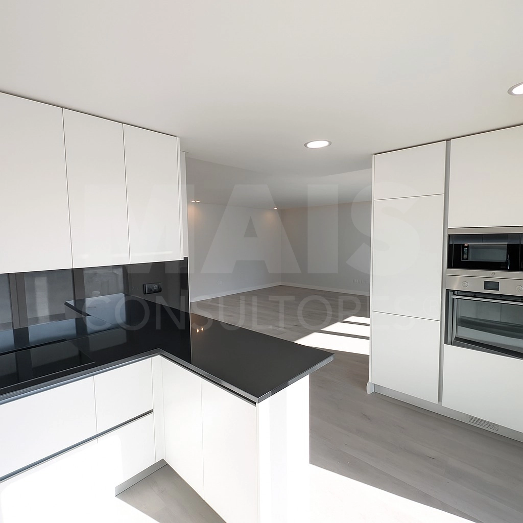 Urbanização Torres do Palácio, T2, R/C com Terraço e box