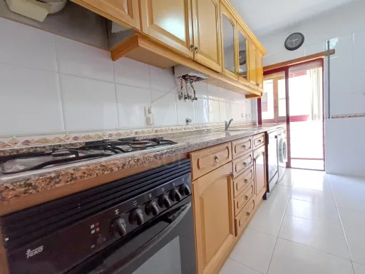 Apartamento T3 mobilado com excelente exposição solar – Vila Nova da Caparica