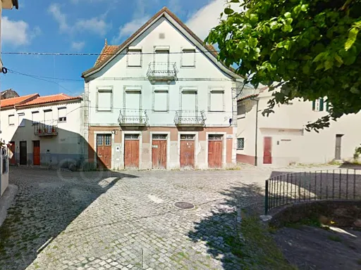 1921 Building for Renovation – Ideal for Business + Accommodation