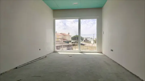 Moradia T4 c/ 1 Master Suite + 2 Suites, Jardim & Parqueamento !