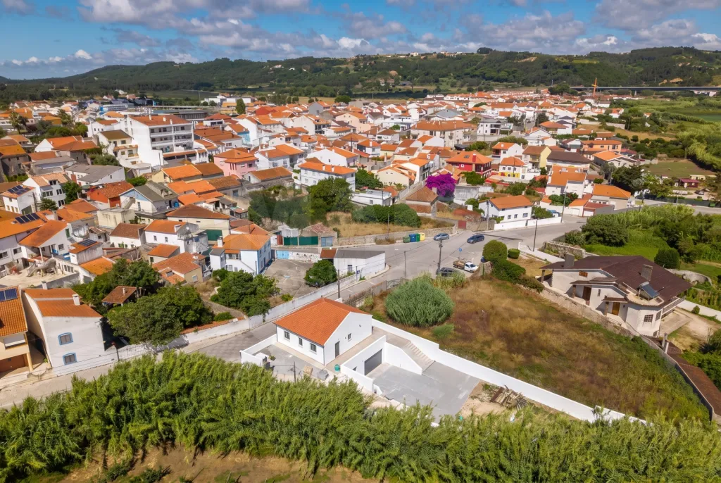 Moradia T2+1 totalmente remodelada com garagem e sótão em Alfeizerão