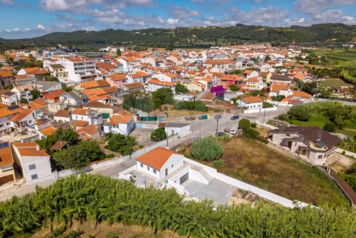 Moradia T2+1 totalmente remodelada com garagem e sótão em Alfeizerão